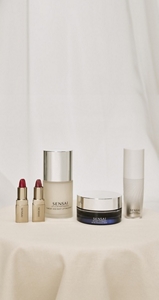 SENSAI Geschenke zum Muttertag auf einem Tisch mit goldener Tischdecke vor hellem, neutralem Hintergrund